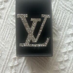 Sparkling fashion pin
